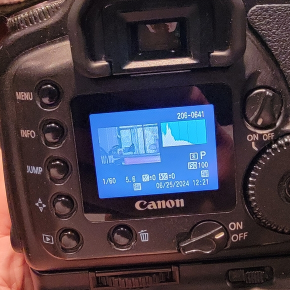 CANON EOS 10D Digital & Canon 28-80mm Lens, Complete - Picture 8 of 17